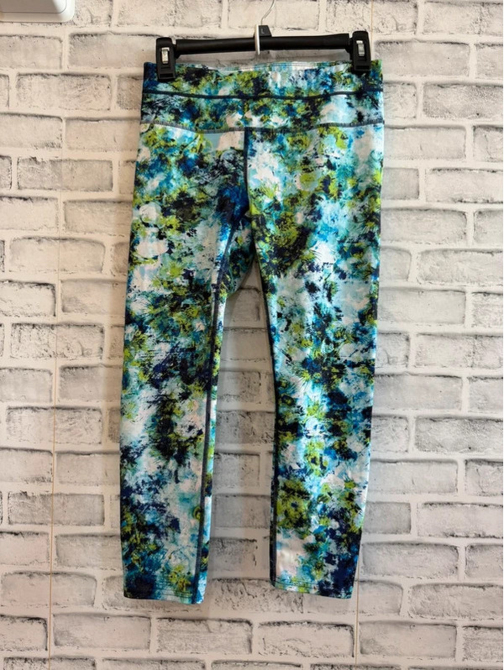 Women’s Athleta multicolor cropped leggings size small